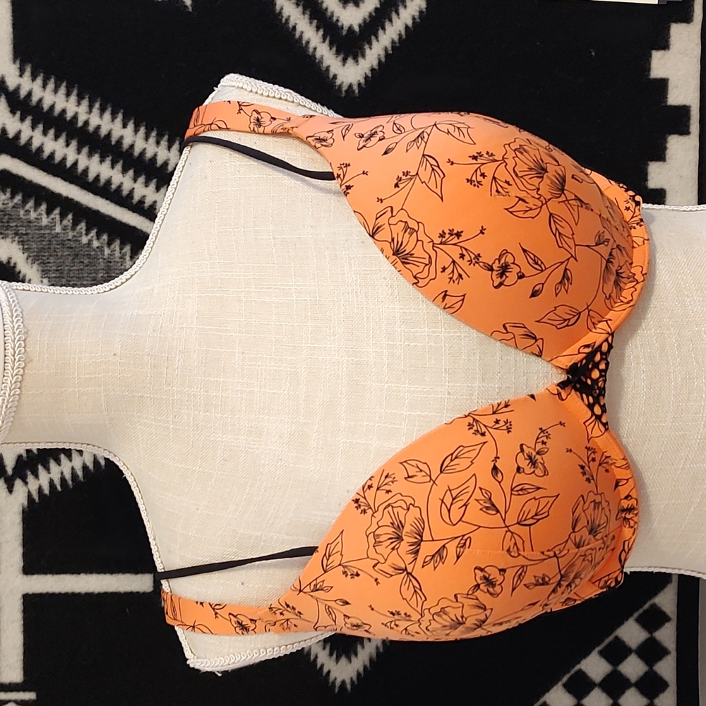 💕 EUC Cacique Brand Intimates Ladie's Smooth Boost Plunge Underwire Bra, 40D